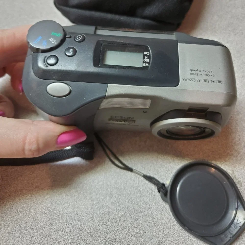 Epson PhotoPC 750Z Digital Camera - Case & CF Card Included